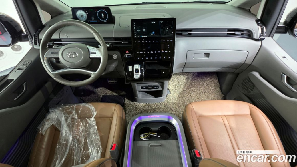 Hyundai Staria 4WD Lounge 9-Seater, 2024
