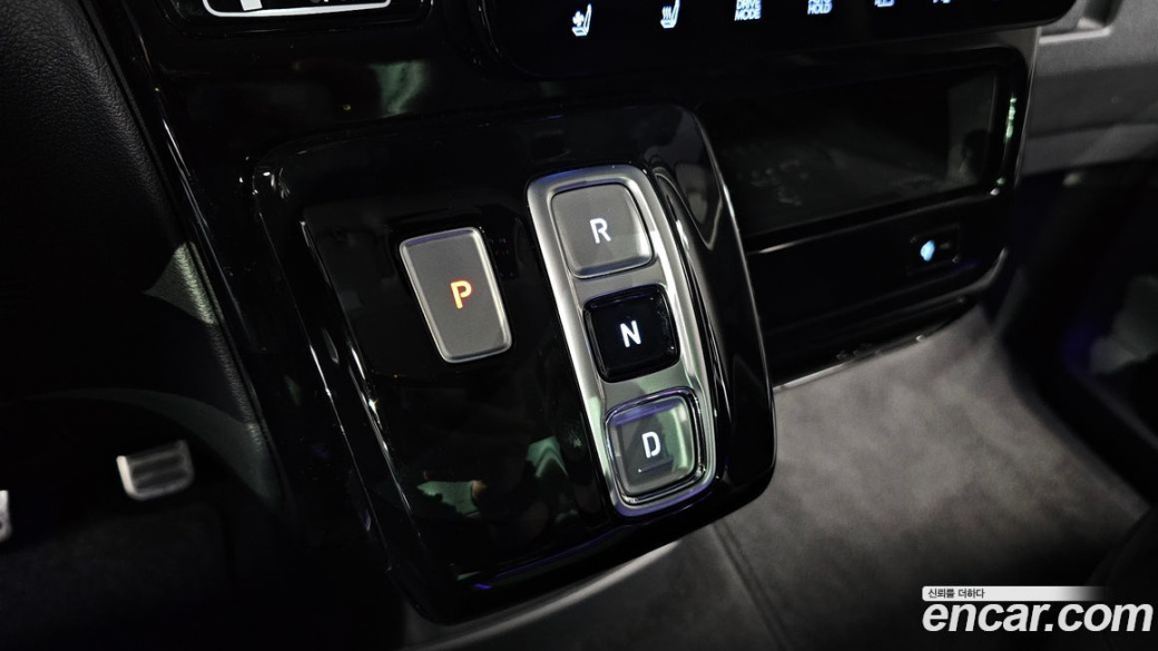 Hyundai Staria 4WD Lounge 9-Seater, 2022