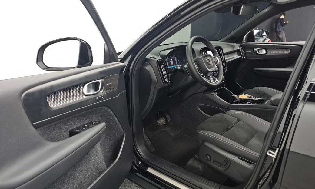 Volvo XC40 B4 Black Edition, 2025