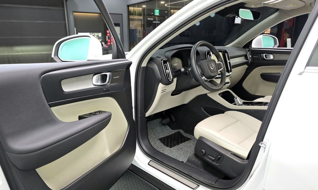 Volvo XC40 B4 Ultra Bright, 2024