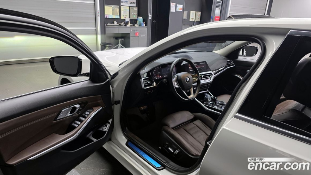 BMW 3-Series 320i Luxury, 2022