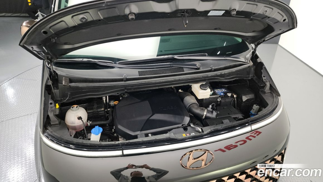 Hyundai Staria 4WD Lounge 9-Seater, 2022