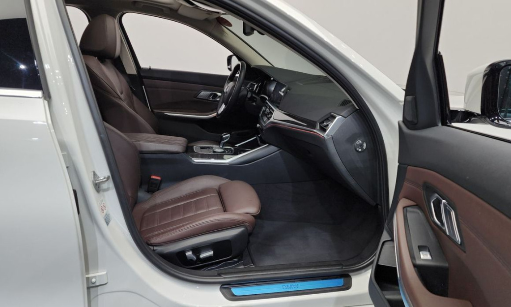 BMW 3-Series 320d Touring Luxury, 2022