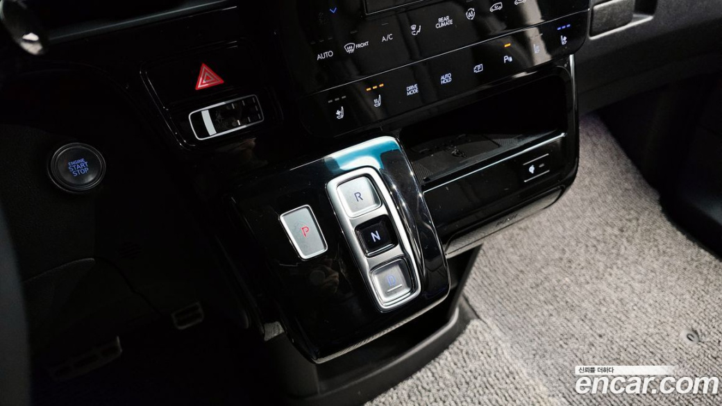 Hyundai Staria 4WD Lounge 9-Seater, 2025