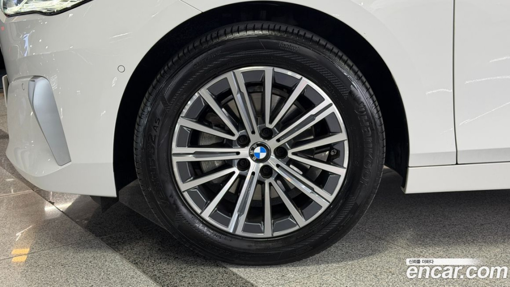BMW 2-Series 220i Luxury, 2024