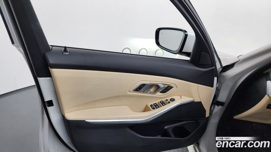 BMW 3-Series 320i, 2023