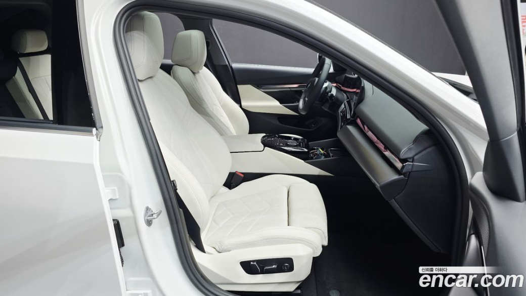 BMW 5-Series 520i, 2025