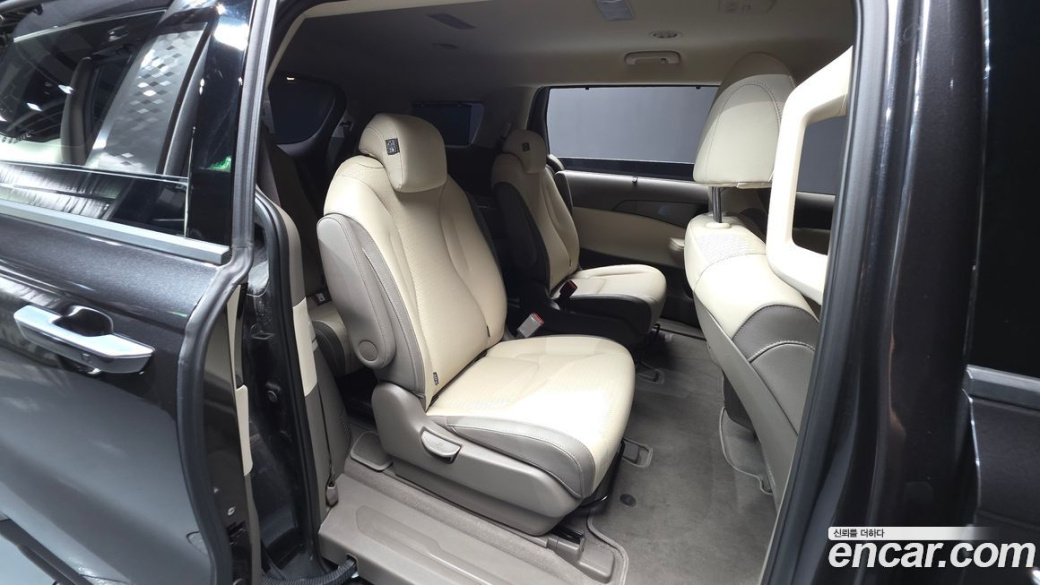 Kia Carnival 9-Seater Gravity, 2025