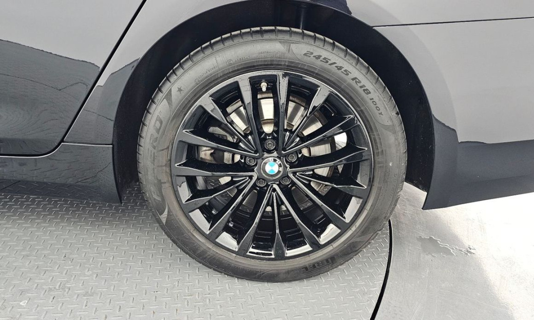 BMW 5-Series 530i Luxury, 2022