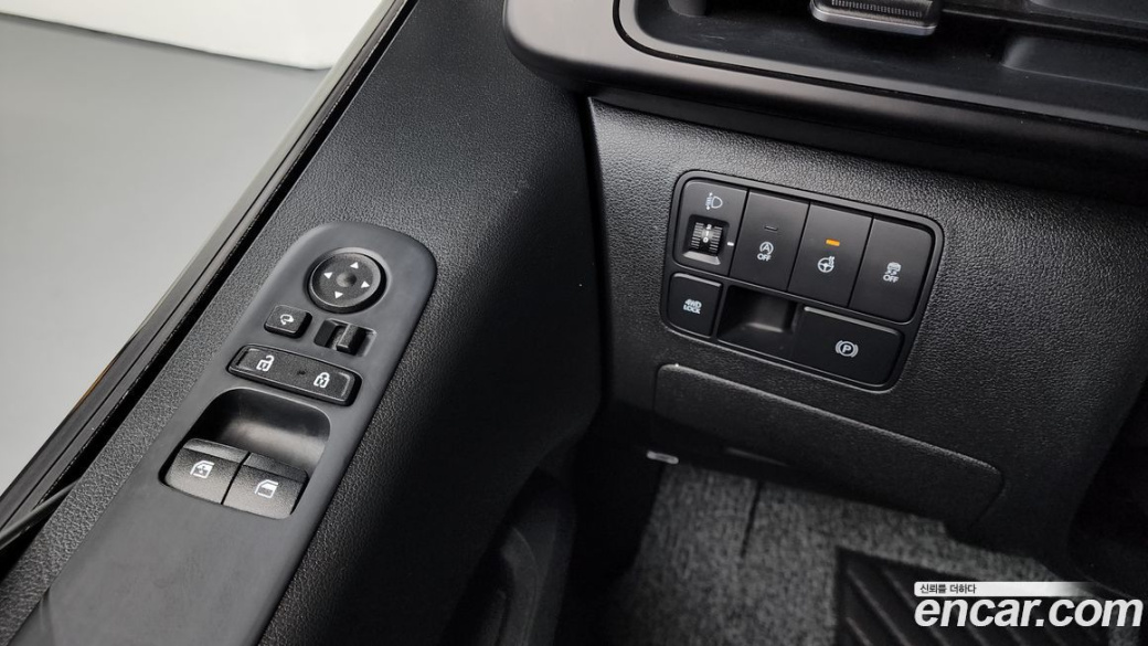 Hyundai Staria 4WD Tourer 11-Seater, 2024