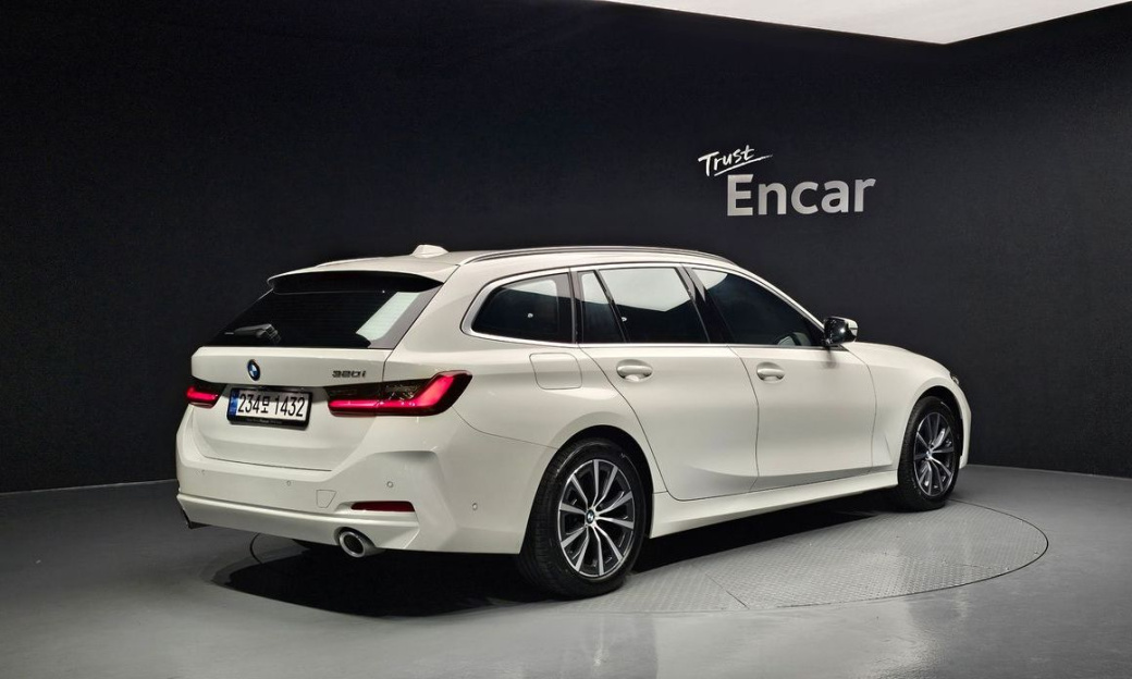 BMW 3-Series 320i Touring, 2024