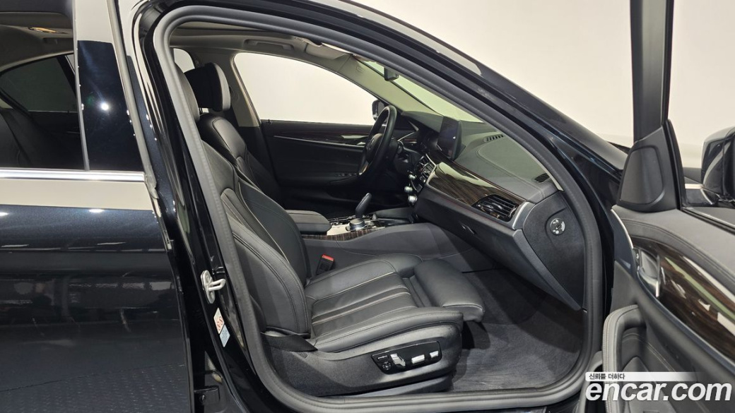 BMW 5-Series 520i Luxury, 2021