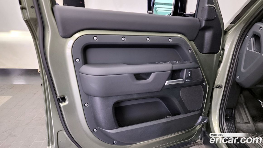 Land Rover Defender 110 D250 X-Dynamic SE, 2025