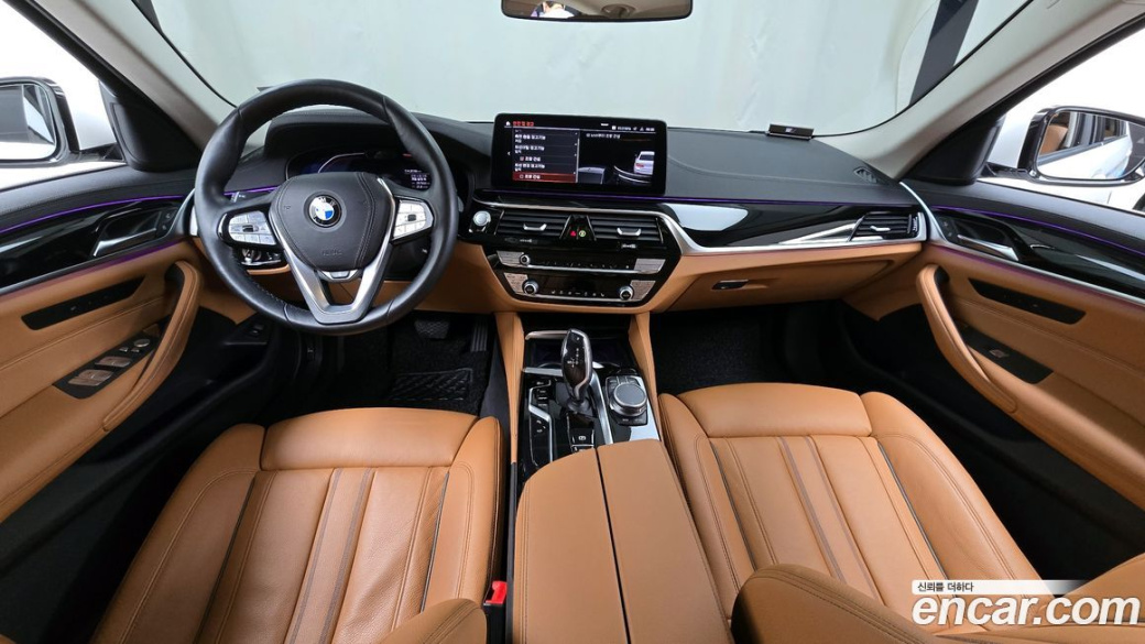 BMW 5-Series 520i Luxury, 2022