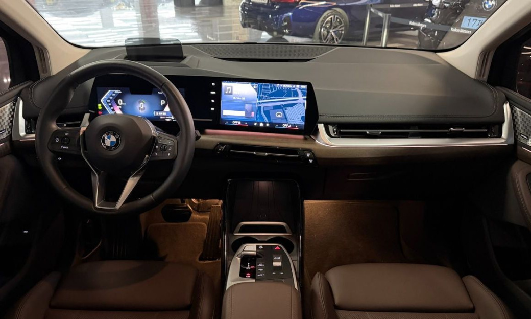 BMW 2-Series 220i Luxury, 2024