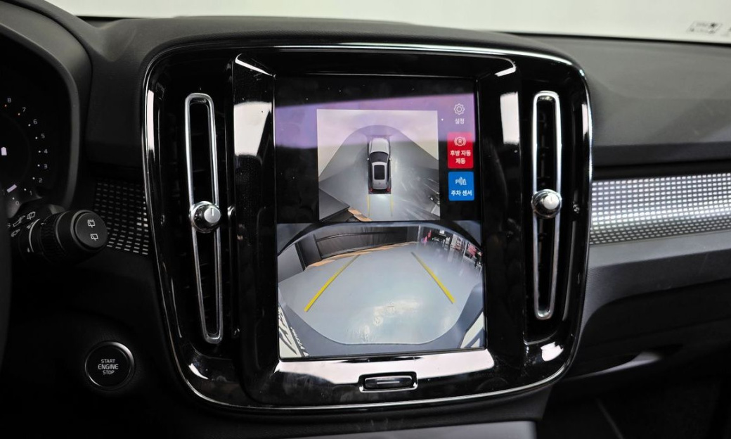 Volvo XC40 B4 Black Edition, 2025