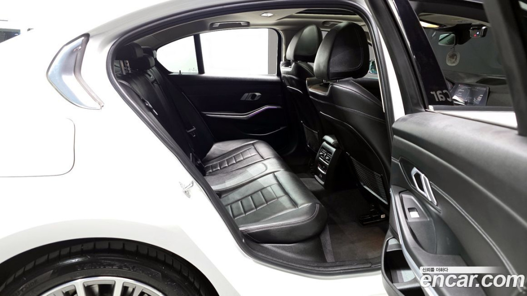 BMW 3-Series 320i Luxury, 2022