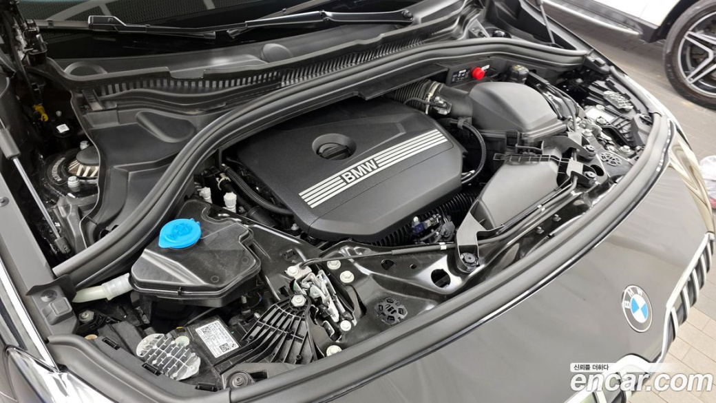 BMW 2-Series 220i Luxury, 2025