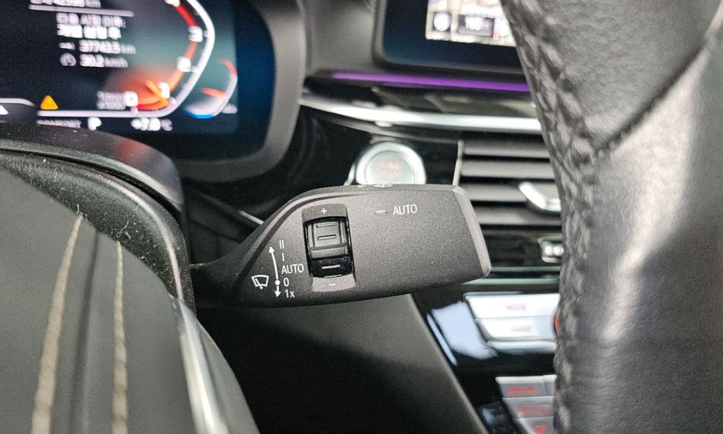 BMW 5-Series 520i Luxury, 2022