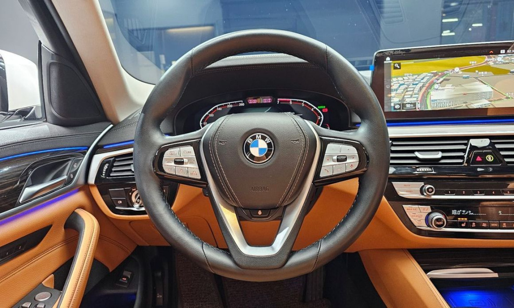 BMW 5-Series 520i Luxury, 2023