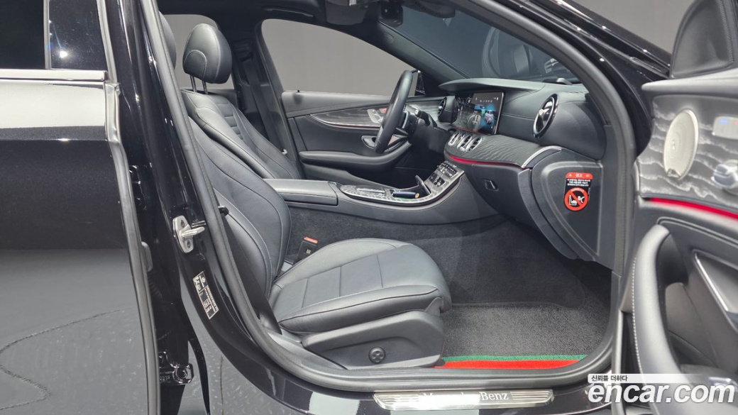 Mercedes-Benz E-Class E350 4MATIC AMG Line, 2023