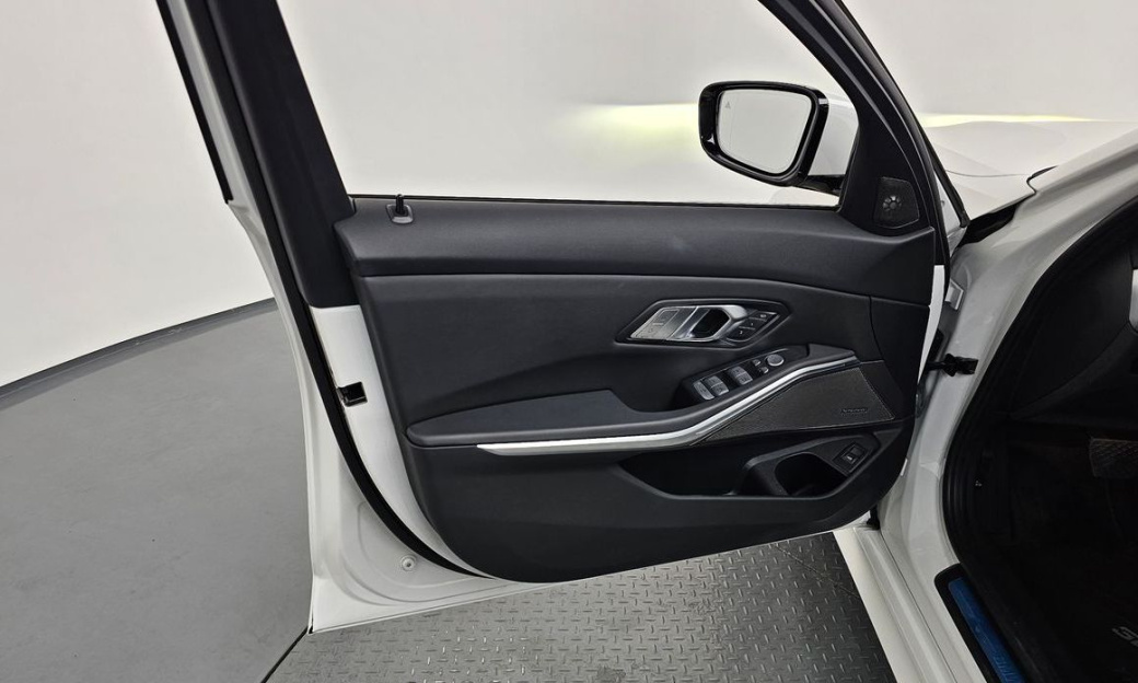 BMW 3-Series 320i Touring, 2024