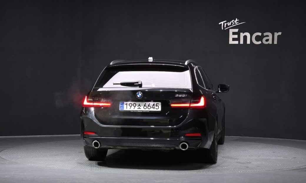 BMW 3-Series 320i Touring, 2024