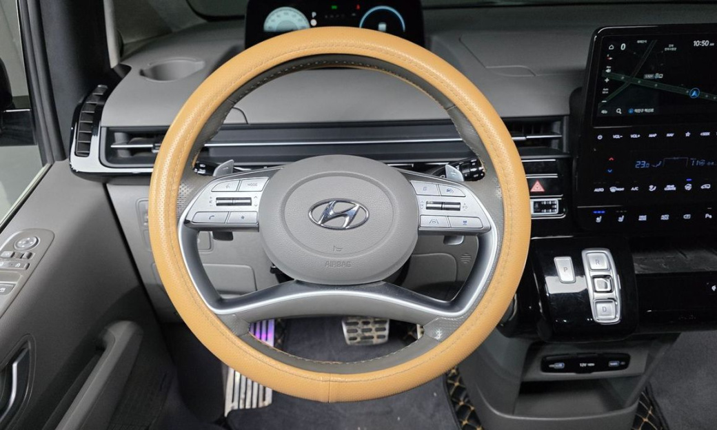 Hyundai Staria Lounge 9-Seater, 2023