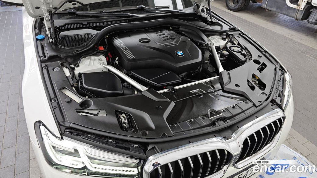 BMW 5-Series 530i Luxury, 2023