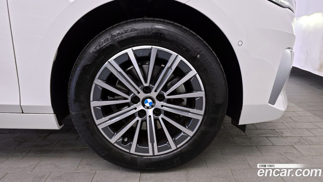 BMW 2-Series 220i Luxury, 2024