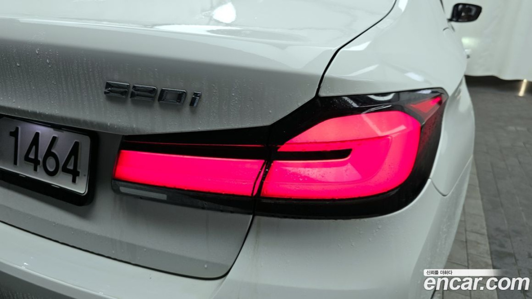 BMW 5-Series 520i Luxury, 2022