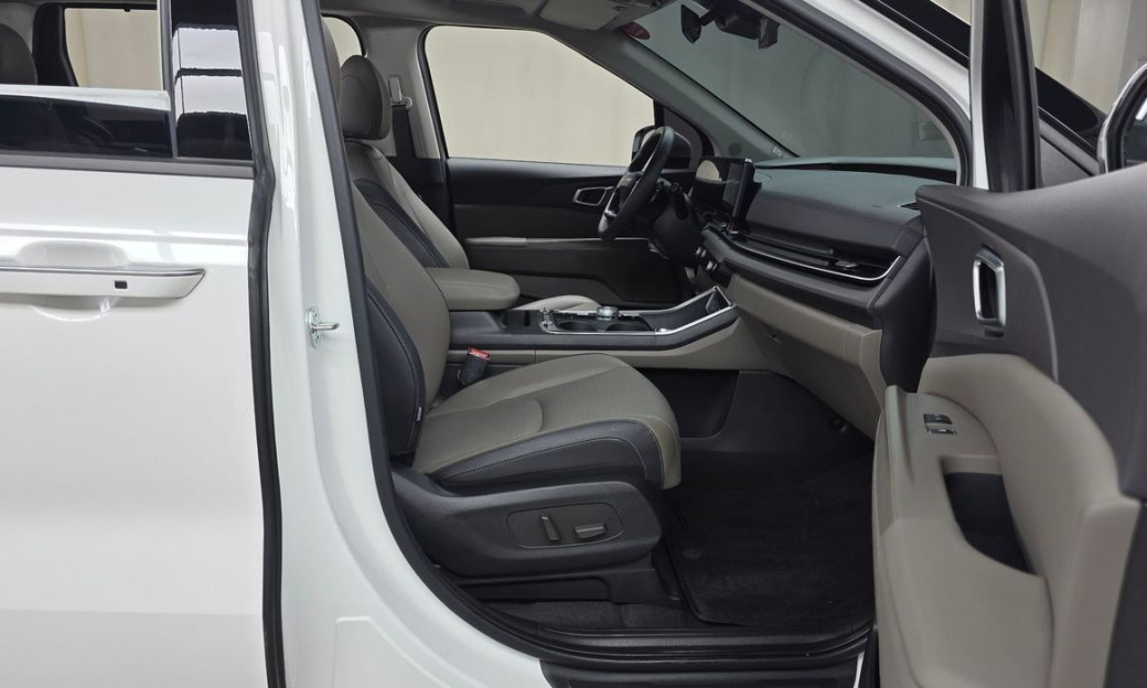 Kia Carnival 7-Seater Outdoor, 2025