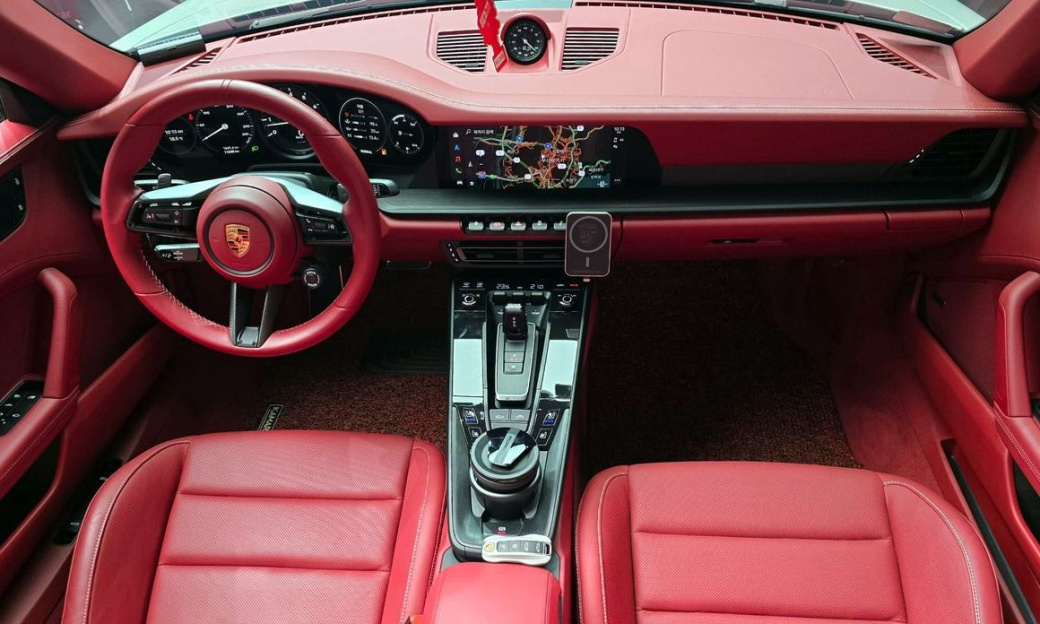 Porsche 911 Carrera 4 GTS Cabriolet, 2023