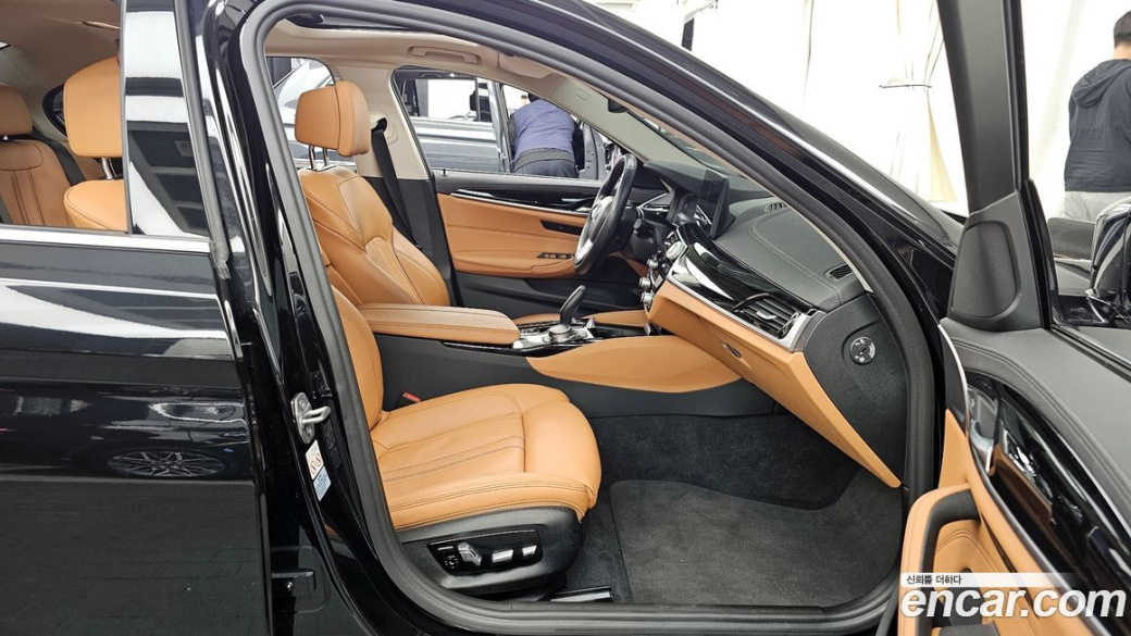 BMW 5-Series 520i Luxury, 2022