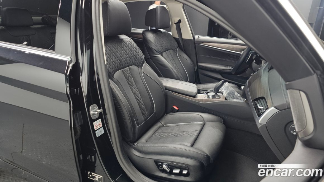 BMW 5-Series 530i Luxury, 2023