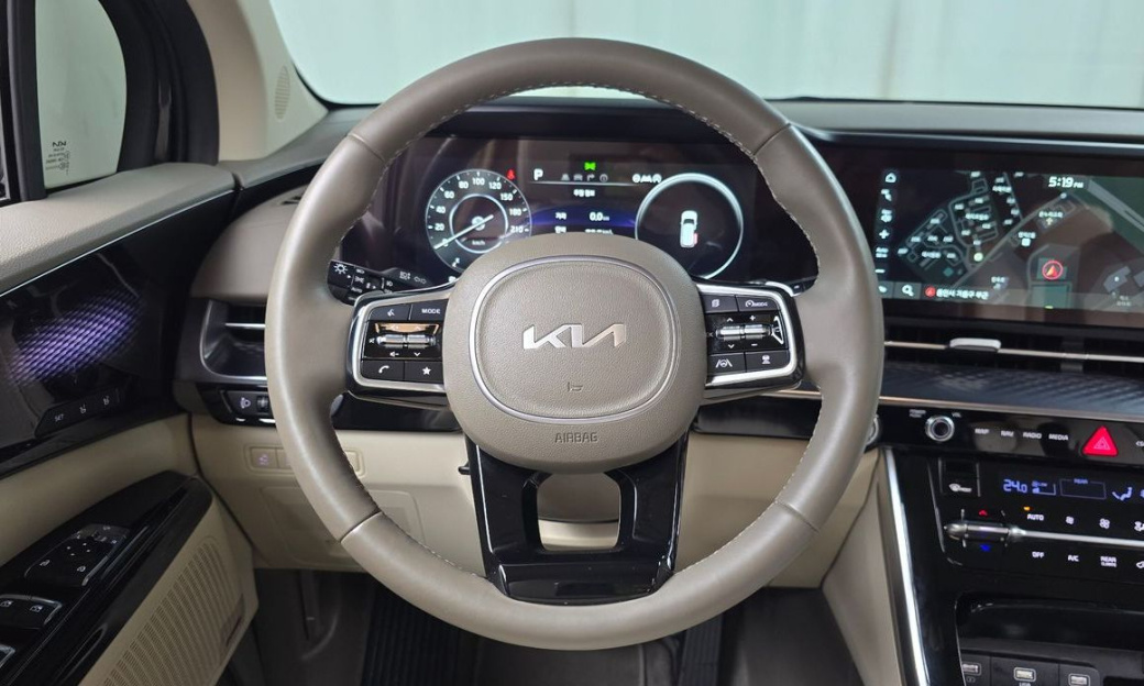 Kia Carnival 9-Seater Hi-Limousine, 2023