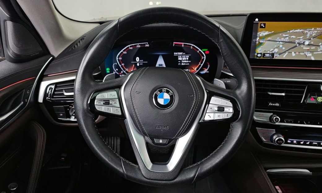 BMW 5-Series 530i Luxury, 2022