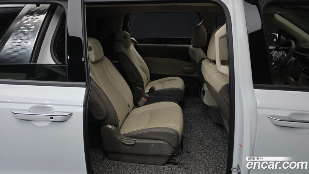 Kia Carnival 9-Seater Signature, 2024
