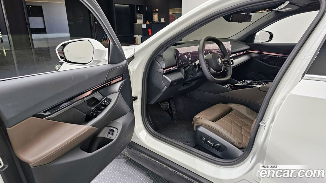 BMW 5-Series 520i, 2025