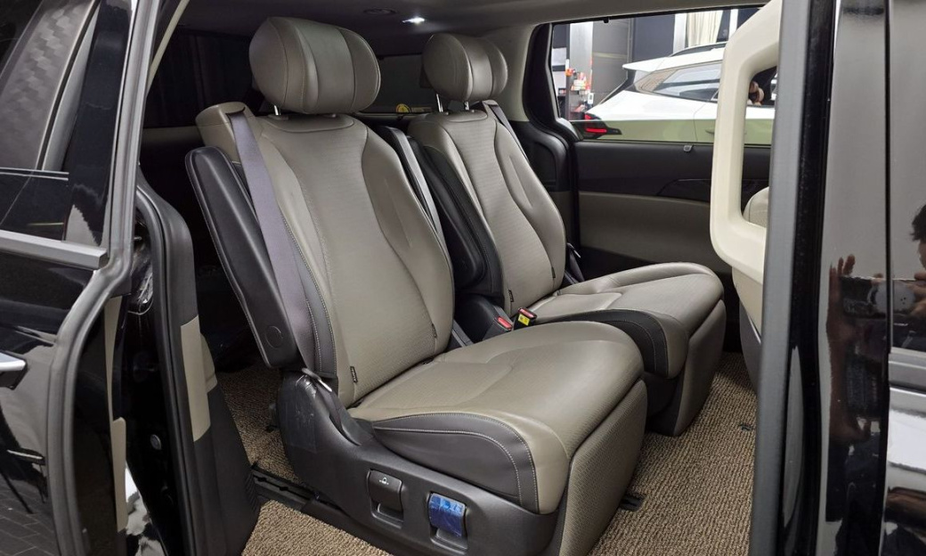 Kia Carnival 7-Seater Gravity, 2024