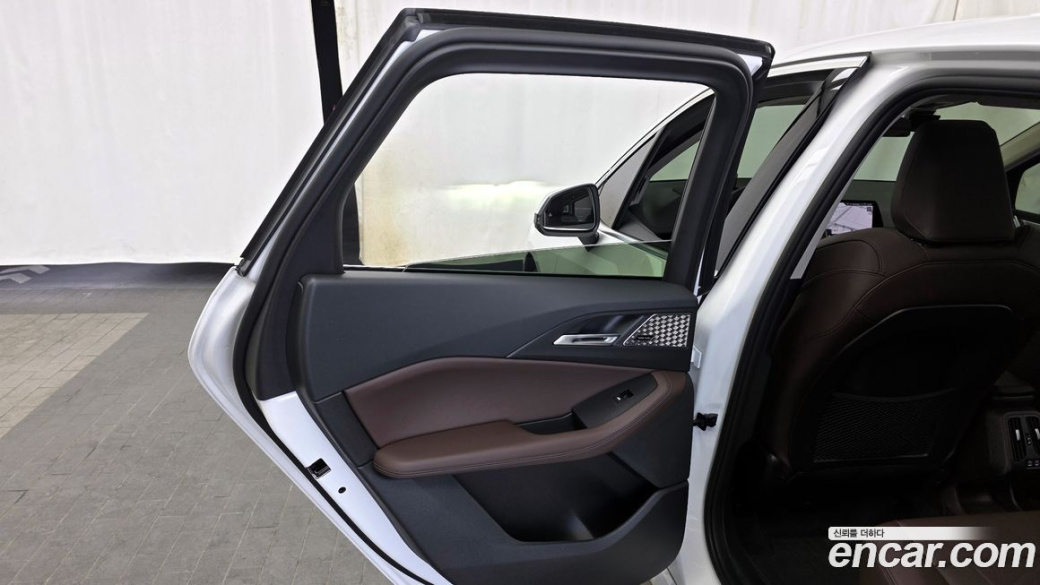BMW 2-Series 220i Luxury, 2024
