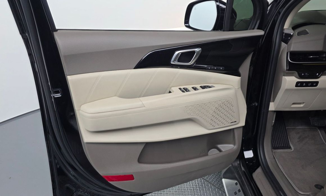 Kia Carnival 9-Seater Hi Limousine, 2025