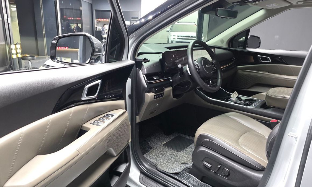 Kia Carnival 9-Seater Gravity, 2024