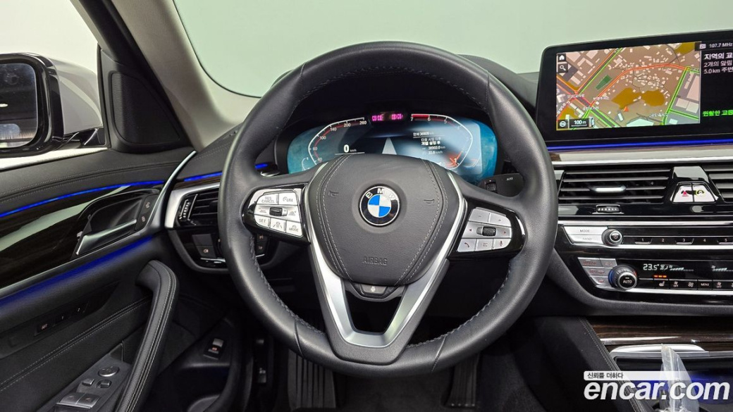 BMW 5-Series 520i Luxury, 2022