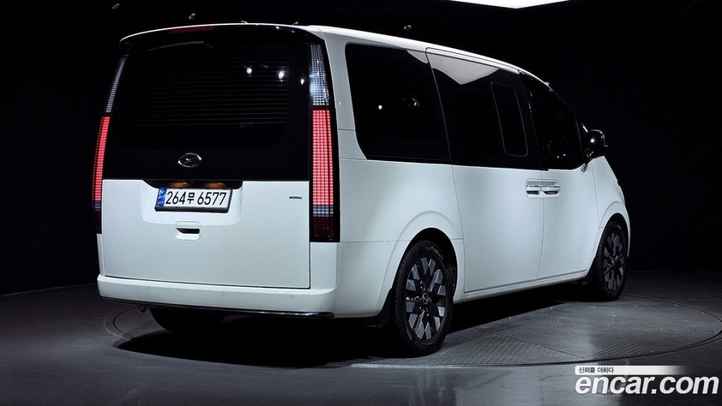 Hyundai Staria 4WD Lounge 9-Seater, 2024