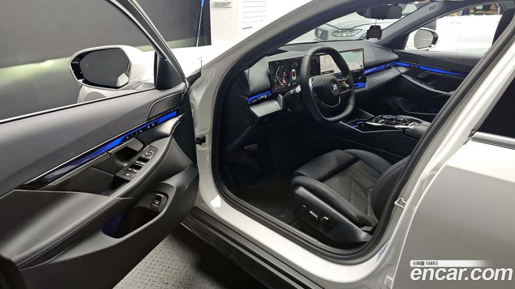BMW 5-Series 520i, 2025