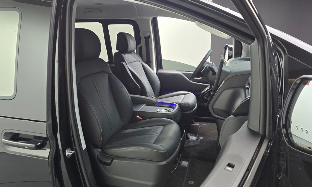 Hyundai Staria 4WD Lounge 9-Seater, 2025