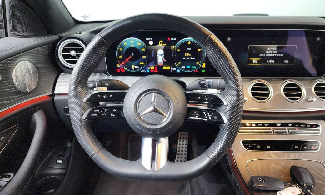 Mercedes-Benz E-Class E350 4MATIC AMG Line, 2023