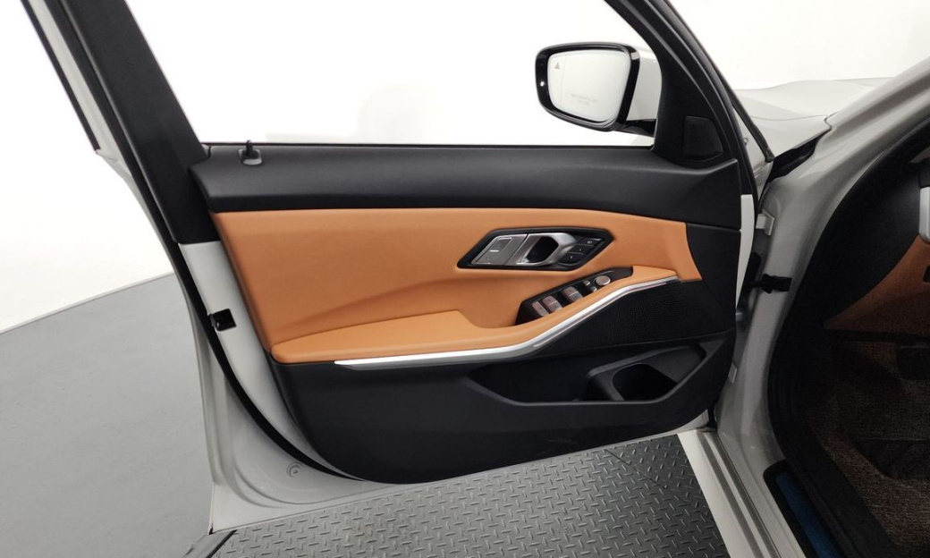 BMW 3-Series 320i, 2025