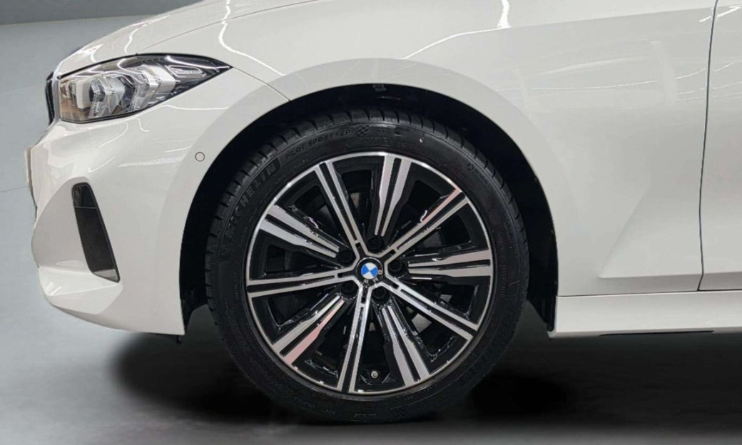 BMW 3-Series 320i, 2025
